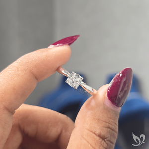 Anillo de compromiso de oro blanco de 10 quilates con diamante cultivado en laboratorio de 1.0 quilates, corte cojín, solitario con tallo pellizcado, diseño clásico. - Product Image 4