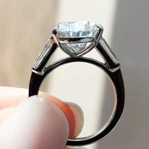 Bagues de fiançailles à trois pierres, solitaire en diamant de laboratoire taille poire 5 carats, en or massif 14K 18K, sertie à griffes, avec bandes modernes de 1,8 mm, vente en gros - Product Image 4