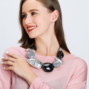 Nouveau design, collier en résine fait main sur mesure, motif tourbillon, bijoux de mode pour femmes et filles, à porter pour les fêtes et les mariages - Product Image 1