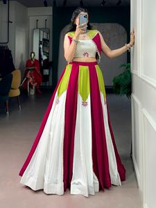 Colección Navratri de tela de rayón de diseñador con diseño de paneles en contraste adornados con encaje Gota Patti, perlas y borlas de conchas. - Product Image 5