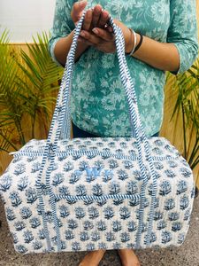 Sac de voyage matelassé élégant et spacieux, léger, en coton doux, pour femmes, idéal pour les vacances, les affaires et le quotidien - Product Image 3