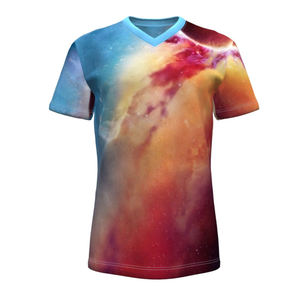 เสื้อยืดคอกว้างแขนสั้นผู้ชาย พิมพ์ลายกาแล็กซี่ สวมใส่สบาย ระบายอากาศได้ดี ผลิตจากผ้าโพลีเอสเตอร์ถัก ทรงปกติ ลายภาพพิมพ์ - Product Image 1