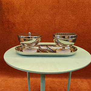 Ensemble de brûleurs d'encens luxueux en argent, surélevés par des bases élégantes en résine, accompagnés de couvercles en maille et d'une pince de service sur un plateau assorti. - Product Image 1