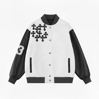 Veste universitaire blanche pour homme avec manches en PU noir, design d'appliqué en croix, numéro 3 sur la manche, col montant, vêtement d'hiver