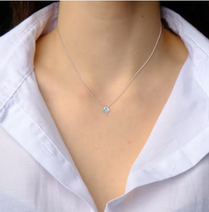 Collier pendentif solitaire en diamant de laboratoire taille brillant plaqué or platine pour femme, certifié IGI, 4 griffes, de la marque Amber Jewels - Product Image 1