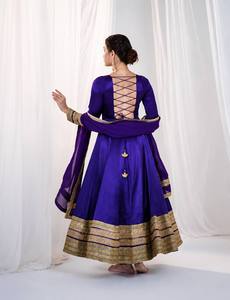 Robe Anarkali en soie violette avec broderie dorée, longueur ras du sol, tenue traditionnelle indienne et pakistanaise pour mariage, coupe ample pour femme - Product Image 6