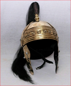 Casque romain entièrement en laiton, casque de chevalier romain Montefortino en laiton avec plume - Product Image 1