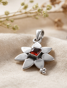 RArt Palace Colgante Clásico Unisex con Dije de Flor Plateado y Bisel de Granate - Product Image 1