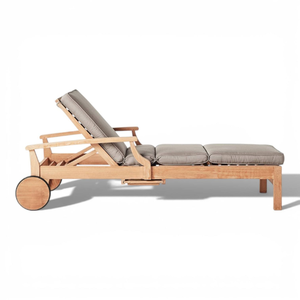 Chaise longue d'extérieur inclinable en teck séché au four, avec surface de couchage à lattes et plateau pliable pour boissons - Product Image 1