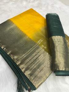 Sari de organza de seda con hermosos estampados florales y un trabajo manual elaborado con lentejuelas en toda la prenda, con borde de lentejuelas. - Product Image 2