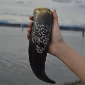 Cuerno para beber de lobo con forma natural, grabado a mano, ecológico, con borde y punta de latón o solo borde de latón, con soporte de madera. - Product Image 2