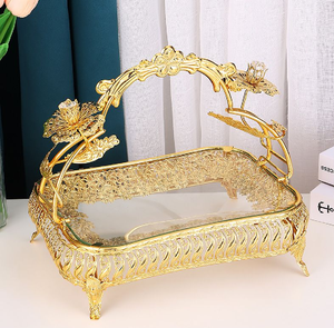 Plateau à gâteau rectangulaire en verre doré avec poignée et pieds décorés de motifs floraux, disponible à prix de gros. - Product Image 1