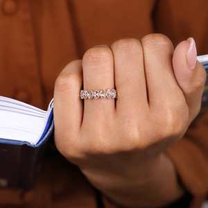 Anillo de Eternidad con Moissanita de Corte Ovalado para Mujer - Product Image 3