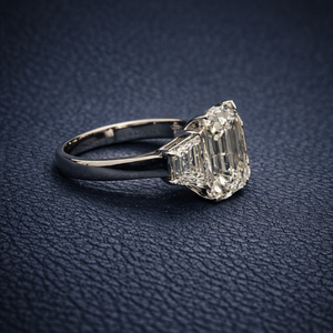 Anillo de Tres Piedras con Corte Esmeralda, Diamante Cultivado en Laboratorio, Chapado en Oro Sólido, Certificado IGI, Anillo de Compromiso y Boda para Mujer, Talla 7US - Product Image 4