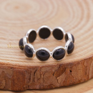 ขายส่งแหวนเงินแท้ 925 ประดับพลอยออนิกซ์สีดำทรงกลมแบบคาโบชอง รุ่น Eternity Band จาก Memoria Jewels - Product Image 3