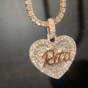 Pendentif personnalisé avec nom, collier avec pendentif en forme de cœur, moissanite naturelle VVS1, pendentif baguette serti de pierres, cadeau pour elle - Product Image 1