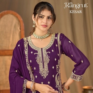 Ensemble de costume palazzo en georgette brodée de motifs floraux, avec de riches broderies, est un élégant ensemble ethnique conçu pour les réceptions. - Product Image 6