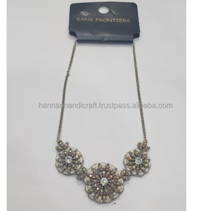Collier élégant fait main pour femmes avec résine et perles de rocaille, bijou unique pour cadeaux et tenues tendance - Product Image 2