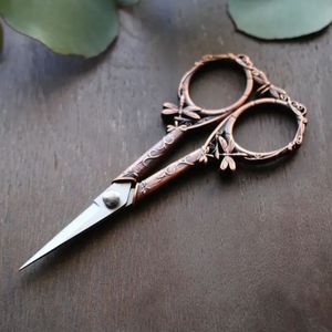 Ciseaux à broderie Libellule – Ciseaux de quilting uniques sur le thème du jardin, finition cuivre, or, argent vintage - Product Image 4