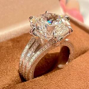 Anillo de Compromiso de Lujo para Mujer con Diamante Redondo Creado en Laboratorio, con Tecnología de Incrustación de Puntas, por Abbott - Product Image 1