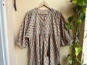 Vestido maxi de algodón con cuello en V, tejido, largo hasta el suelo, manga 3/4, estampado en bloques, estilo indio, informal, 100% algodón. - Product Image 4