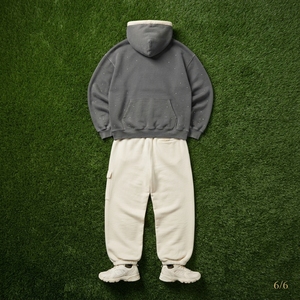 Conjunto de Sudadera con Capucha Gris Carbón y Pantalones Jogger Anchos Color Crema para Mujer, Ropa Deportiva de Algodón y Felpa, Venta al Por Mayor OEM - Product Image 5