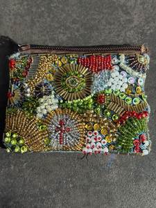 กระเป๋าใส่ของปักลูกปัดทำมือพร้อมลวดลายตกแต่งอย่างหรูหรา ฝีมือประณีต และดีไซน์จัดเก็บขนาดกะทัดรัด - Product Image 4