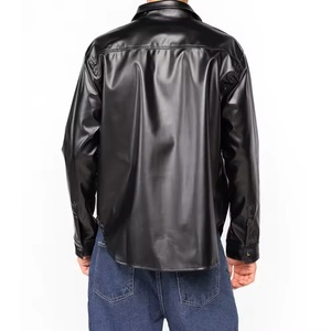 Chaqueta Ligera de PU Negra para Hombre, Estilo Urbano, con Bolsillos, Cuello Redondo, Corte Regular, Logotipo Frontal, para Otoño - Product Image 5