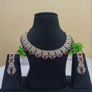 Glamoroso conjunto de joyas de diamantes de imitación rojos chapados en plata – Collar nupcial clásico con pendientes a juego para bodas y eventos nocturnos - Product Image 1