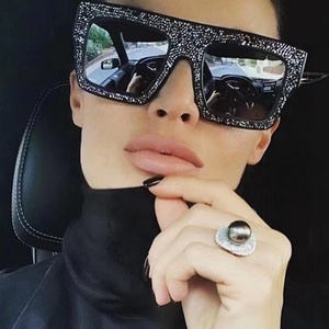 Lunettes de soleil carrées surdimensionnées de marque de luxe pour hommes et femmes, monture en plastique vintage, verre unique avec diamants, protection UV400 - Product Image 1