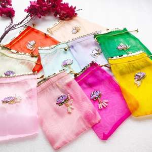 Sacs et pochettes en organza motif lotus pour femmes, cadeaux de mariage, Haldi, Mehendi, pour la mariée et le marié, pour les cérémonies indiennes Sangeet, Mehndi, Nikkah - Product Image 1