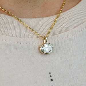 Colgante de Moissanita con Bisel Ovalado, Engaste Tipo East West, Anilla Fija, Plata de Ley 925, Chapado en Oro de 14K, Joyería de Platino - Product Image 5