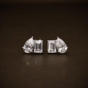 Boucles d'oreilles à deux pierres en diamant créé en laboratoire, design Toi et Moi, poids total de 4,52 carats, diamants taille poire et émeraude D VVS2 - Product Image 3