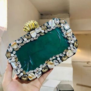 Pochette en résine personnalisée, peinte à la main, noire, pour soirée, avec chaîne de perles et cristaux, cadeau tendance - Product Image 1