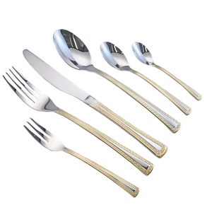 Conçu pour la restauration à domicile et commerciale, cet ensemble de couverts en métal comprend des fourchettes, des couteaux, des cuillères à soupe et des cuillères à café. - Product Image 1