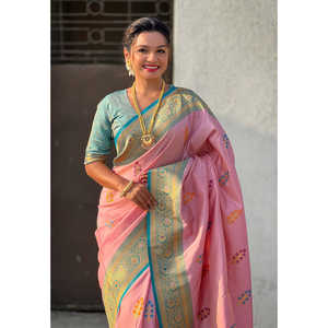 ชุดผ้าไหมเนื้อนุ่มสีชมพูอ่อน ยี่ห้อ Elite Weaves พร้อมลายดอกไม้สวยงาม ปักด้วยด้ายมีนาการี สำหรับผู้หญิง - Product Image 3