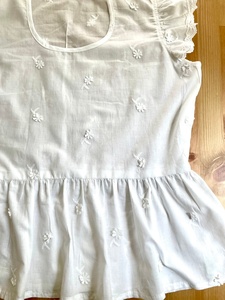 Ensemble de décoration supérieure blanche pur maman & Me, avec dentelle sur manches, petites fleurs, fabriqué avec tissu en coton doux - Product Image 6