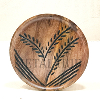 Assiette de Présentation Ronde avec Motif Feuille Gravé, Finition Style Bois Marron, Assiette Décorative pour Base de Table, Idéale pour la Présentation des Plats