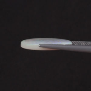 โอปอลสีขาวธรรมชาติแบบขายส่ง น้ำหนัก 6.02 กะรัต รูปทรงวงรี ขนาด 18.5x13.5 มม. ได้รับการรับรองจาก IGI ขัดเงาด้วยมือ ลงแว็กซ์/น้ำมัน แบบเบา - Product Image 2