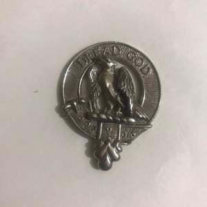 Ceci est un badge de blason de clan écossais, généralement en étain et souvent porté sur un bonnet ou comme une broche. - Product Image 4