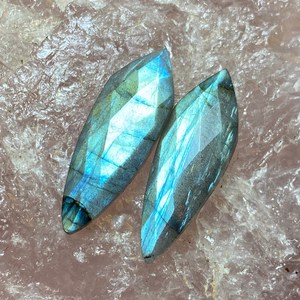 Piedra preciosa facetada de labradorita con corte marquesa, fuego azul en ambos lados, corte a cuadros, piedra suelta natural tipo cabujón para fabricación de joyas. - Product Image 3