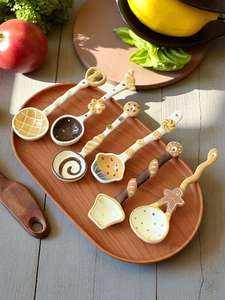 UO Mignonne cuillère à soupe et à riz en céramique à long manche, motif dessin animé, colorée sous glaçure, par Universal Overseas - Product Image 4