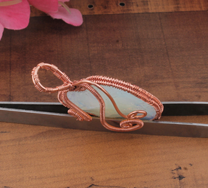 Pendentif en pierre de lune arc-en-ciel naturelle serti dans un cadre vintage, fil enroulé, argent sterling 925, collier en pierres précieuses fait à la main, platine - Product Image 4