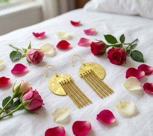 Boucles d'oreilles pendantes géométriques en laiton doré faites à la main, ornées de cinq élégantes pampilles en chaîne, protection anti-ternissement, parfaites pour offrir en cadeau - Product Image 5