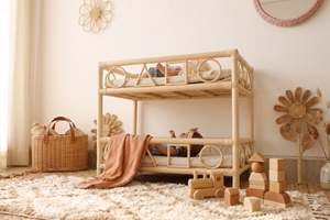 Lit superposé pour poupées en rotin naturel avec coussin, mini étagère de rangement, lit double tressé vintage pour maison de poupée, pour jeu d'imitation en crèche - Product Image 4