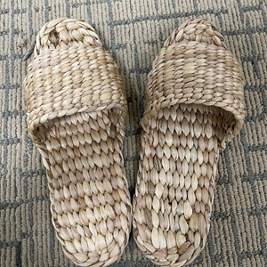 Sandales d'été artisanales vietnamiennes en jonc de mer / Pantoufles en rotin naturel / Pantoufles en jacinthe d'eau pour demoiselles d'honneur et fêtes à domicile - Product Image 1