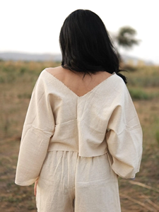 Top de Algodón Khadi Hecho a Mano, Estilo Bohemio con Cuello en V, Mangas Anchas, Top Corto, Elegante Blusa Corta con Mangas Campana Estilo Kimono - Product Image 2