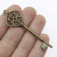 Colgante de aleación de zinc plateado envejecido con diseño de corona y llave de 22x69mm para tarjetas de invitación de boda vintage