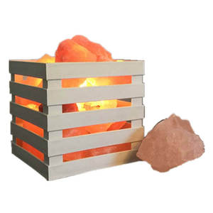 Lámpara de Sal del Himalaya 100% Orgánica y Natural con Cesta de Madera, Color Rosa-Naranja-Rojo, Alta Calidad de Pakistán, Embalaje Personalizado - Product Image 1
