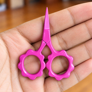 กรรไกรปักลายดอกไม้ขนาดเล็ก ปลายแหลม สำหรับตัดด้ายเย็บผ้า - Product Image 1
